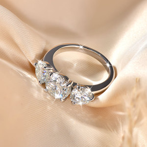 <span class=keywords><strong>Anillo</strong></span> <span class=keywords><strong>de</strong></span> compromiso unisex <span class=keywords><strong>de</strong></span> <span class=keywords><strong>oro</strong></span> laminado con moissanita D VVS1, engaste <span class=keywords><strong>de</strong></span> garra, tres piedras redondas, regalo <span class=keywords><strong>de</strong></span> aniversario para hombres y mujeres - Product Image 4