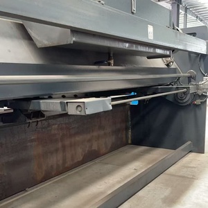 Machine hydraulique d'occasion 8*3200mm pour la cintrage et la découpe de barres rondes et la découpe de tôles fines pour toitures - Product Image 5