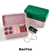 Boîte à bijoux rectangulaire en velours avec couvercle rabattable, multi-compartiments, portable, avec logo personnalisé, pour organiser les bagues et les boucles d'oreilles