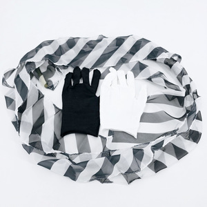 Guantes blancos y negros se transforman en bufandas de seda. Kingmagic, fabricante de accesorios de magia para escenarios, venta al por mayor, talento para fiestas y festivales - Product Image 2