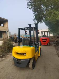 Montacargas Diésel Usado KOMATSU FD30 de 3 Toneladas, Fabricado en Japón, 4x4, Neumáticos Sólidos, Bajo Consumo de Combustible, con Repuestos en Venta - Product Image 3