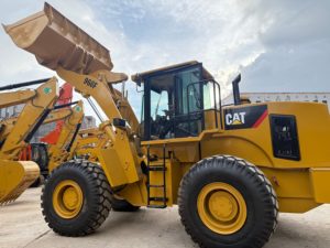 Chargeuse frontale CAT 966F d'occasion en excellent état, engrenage de qualité industrielle pour le déplacement de matériaux en vrac dans les carrières de pierre - Product Image 1