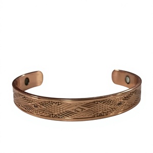 Bracelet manchette magnétique en cuivre gravé motif géométrique losanges, bijou en métal fait main exquis, cadeau promotionnel original - Product Image 1