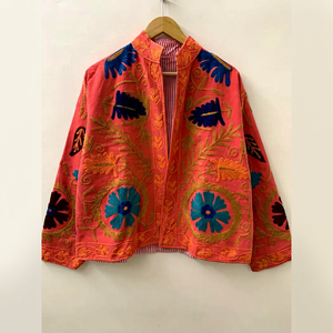 Chaqueta corta abierta de algodón rosa coral, hecha a mano para mujer, estilo bohemio étnico Suzani, con bordado floral de hojas. - Product Image 1