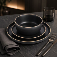 Sublimez votre table : Collection de vaisselle en céramique EKA noir mat et bord doré - Ensemble de bols et d'assiettes minimalistes de luxe