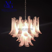 Lustre Rétro Français Médiéval en Chaîne, Luminaire en Verre Fait Main en Forme de Pétale de Fer à Cheval Rose-Blanc en Cascade, pour Villa et Hôtel à Plafond Haut