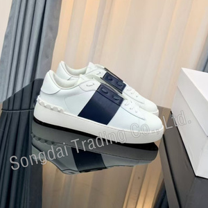 Sneakers de skate de luxe unisexes, chaussures de marche en cuir de haute qualité avec clous, style homme - Product Image 2