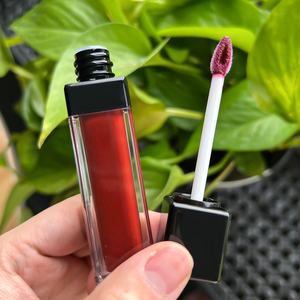 Brillo Labial Líquido de Larga Duración, Color Negro Brillante Mate, en Tubo Cuadrado, con Etiquetas Personalizadas, Alta Pigmentación, Venta al Por Mayor - Product Image 3