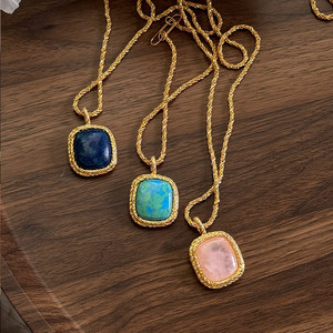 <span class=keywords><strong>Collana</strong></span> alla Moda e Versatile <span class=keywords><strong>con</strong></span> Placcatura in Oro 18K, Ciondolo Quadrato <span class=keywords><strong>con</strong></span> Pietra <span class=keywords><strong>Rosa</strong></span> e Blu, Gioielli da Donna all'Ingrosso - Product Image 4