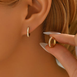 Pendientes de aro simples de Venta caliente para mujer, circón geométrico de una sola fila y accesorio de moda clásico de latón para regalos - Product Image 1