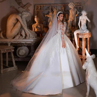 Robes de mariée élégantes en satin personnalisées avec manches longues illusion et appliques perlées pour femmes
