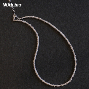 Collier <span class=keywords><strong>ras</strong></span> du <span class=keywords><strong>cou</strong></span> minimaliste en laiton plaqué or avec anneaux empilés et chaîne scintillante froissée pour femme - Product Image 4