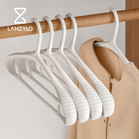 Cintre en plastique PP LANZYLO ODM avec texture antidérapante, conception épaisse sans trace, modèle 72389 pour suspendre les vêtements dans la garde-robe