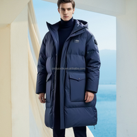 Veste longue matelassée pour homme en duvet de canard blanc 90 %, personnalisable OEM/ODM, avec capuche, coupe oversize, poches à rabat avec cordon de serrage, idéale pour l'hiver et les loisirs.