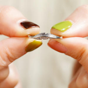 Anillo de boda de acero inoxidable con diseño de plumas T0140, anillo moderno unisex de moda para ocasiones de boda. - Product Image 5