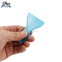 Racloir souple triangulaire bleu ultra-fin en PP pour le pose de film de fenêtre de voiture, outil de découpe de film à changement de couleur et de finition des bords