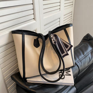 Sac fourre-tout en PU imperméable à fermeture éclair de couleur unie rétro tendance Sac à main pour femmes Printemps 2025 Nouvelle grande capacité Polyester Été Automne Hiver - Product Image 4