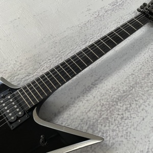 Guitare électrique noire de marque Was.Bu.n, corps en acajou, touche en palissandre, micros HH, filet gris, incrustation vierge, pont noir, trémolo - Product Image 2
