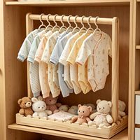 Porte-vêtements en bois pour bébé, avec cintres et boîte de rangement, idéal pour la chambre de bébé, panier de cadeaux pour nouveau-né