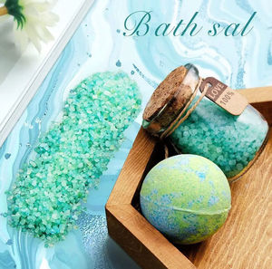 Coffret Cadeau Bain Relaxant Lavande : Bougie Parfumée Hydratante Nettoyante Marque Blanche, Panier Exfoliant et Kit Soin Peau - Product Image 3