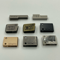 Label Logo Logam Embos Multi Warna Custom Huruf Persegi Panjang Plat Merek Ramah Lingkungan Aksesoris Perlengkapan Tas Pakaian