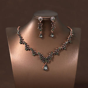 مجموعة مجوهرات الزفاف الأنيقة قلادة عصرية مرصعة بالماس مطلية بالذهب وقطرات ماء أقراط كريستال للهدايا - Product Image 6