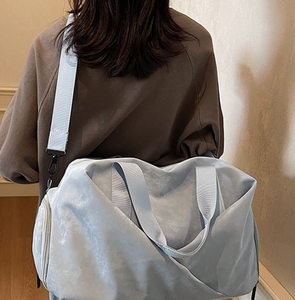 Sac de sport en velours Haoxuan pour hommes et femmes, sac de voyage grande capacité à fermeture éclair pour activités sportives en extérieur et courts trajets, avec compartiment intérieur - Product Image 6