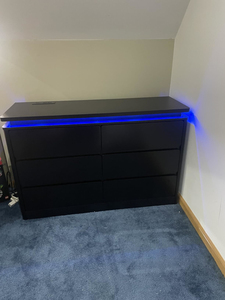 Cómoda Negra de 6 Cajones con Diseño de Perfil Curvo para Dormitorio, Cómoda de 47.2 Pulgadas de Largo con Estación de Carga y Luces LED - Product Image 5