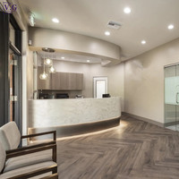 Comptoir de réception de clinique dentaire incurvé en Corian marbré moderne sur mesure avec éclairage LED pour hôtels et banques