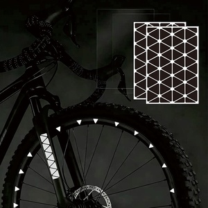 <span class=keywords><strong>Bande</strong></span> <span class=keywords><strong>réfléchissante</strong></span> triangulaire <span class=keywords><strong>autocollante</strong></span> noire haute visibilité pour casque de vélo, faible MOQ, autocollant réfléchissant pour vélo - Product Image 1