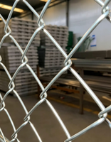 Barrière temporaire autoportante en treillis métallique avec base stable pour périmètre d'événements et gestion de la foule