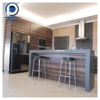 Meuble de cuisine modulaire PRIMA sur mesure en bois massif et laque acrylique importés, avec îlot de comptoir en marbre - Vente en gros