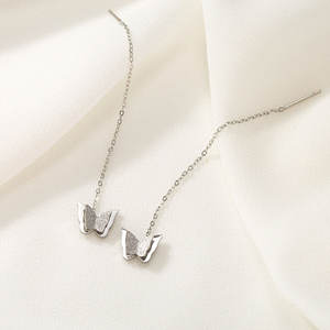 Pendientes colgantes de mariposa pequeños y delicados para mujer, en acero inoxidable 316L, chapados en oro PVD de 14k/18k, color oro personalizado. - Product Image 3