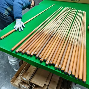 Taco de billar americano Condi de 8 pulgadas, de una pieza, 145 cm, de madera blanca, duradero, para billar y snooker. - Product Image 1