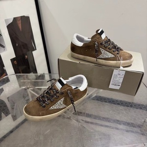 Nouvelle conception Chaussures décontractées à lacets en daim blanc scintillant à semelle dorée Super Goose Star Fashionable Tendance été-hiver - Product Image 1