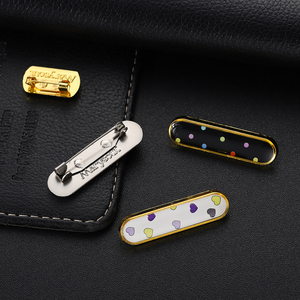 Vente en gros d'insigne époxy résine personnalisé d'usine de toutes formes d'épingles insignes or argent belle broche pour les femmes avec épingle de sécurité - Product Image 6
