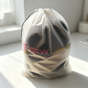 Sac en plastique mat avec cordon de serrage et logo personnalisé, sac d'emballage pour vêtements avec cordon noir - Product Image 5