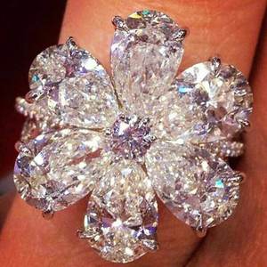 Anello da donna bianco a forma di goccia, stile europeo, con fiocco di neve e fiore, accessorio per le mani per Natale e festività - Product Image 1