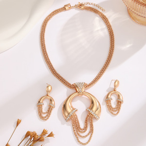 Parure Collier et Boucles d'Oreilles en Strass Doré Style Luxe Léger Européen et Américain, Chaîne à Pampilles Rétro Exagérée Tendance pour Robe de Mariée - Product Image 2