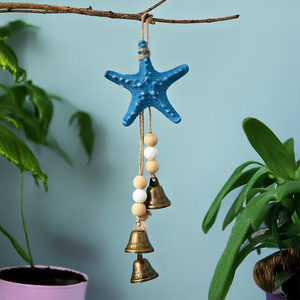 Carillon éolien style méditerranéen en forme d'étoile de mer avec perles en bois et clochettes en laiton pour décoration extérieure, entrée, balcon, à suspendre - Product Image 1