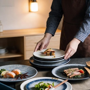 Plato de Porcelana Japonesa de Lujo con Motivos, Diseño Tradicional Elegante, Vajilla de Cerámica Hecha a Mano - Product Image 2