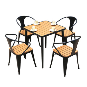 Conjunto de mesa y sillas para exteriores, marco de hierro con listones de madera, resistente a la intemperie, diseño minimalista para patio, restaurante, asientos para 4 personas - Product Image 1