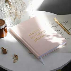 Libro y organizador de Planificador de bodas rosa personalizado, carpeta de lino, regalo de compromiso para parejas recién comprometidas, futuras novias, novios - Product Image 2