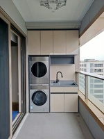 Armoire de chambre intégrée ivoire mat avec lave-linge, sèche-linge, évier, comptoir, compartiment de rangement et miroir