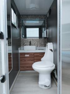 조정 백색 색깔 2 축사 움직일 수 있는 화장실 트레일러 판매를 위한 호화스러운 휴대용 화장실 - Product Image 6