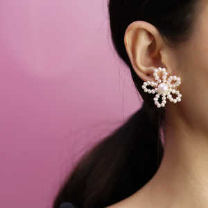 Boucles d'oreilles WENCHI en perles baroques, collection 1588, motif floral tissé - Product Image 4