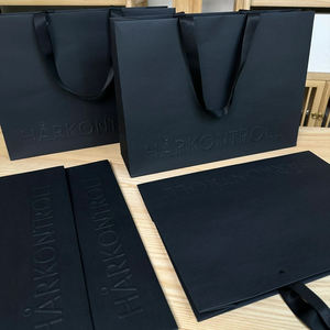 Bolsas de compras de papel de arte negro mate de lujo con logotipo en relieve incoloro para regalos de perfume zapatos mango de cinta de embalaje - Product Image 1