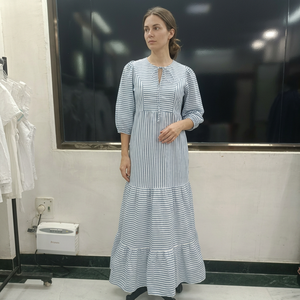 Robe maxi en coton écologique à 3 couches avec manches longues et imprimé rayé, détail nœud asymétrique - Product Image 4
