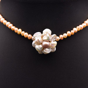 <span class=keywords><strong>Collana</strong></span> girocollo con <span class=keywords><strong>perle</strong></span> naturali d'acqua dolce color pesca e ciondolo a fiore barocco, <span class=keywords><strong>collana</strong></span> a girocollo con <span class=keywords><strong>perle</strong></span> per donna, all'ingrosso - Product Image 3