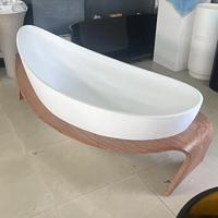 Baignoire moderne de luxe autoportante et écologique à massage par air Baignoire artificielle à motif en bois foncé avec égouttoir à surface solide